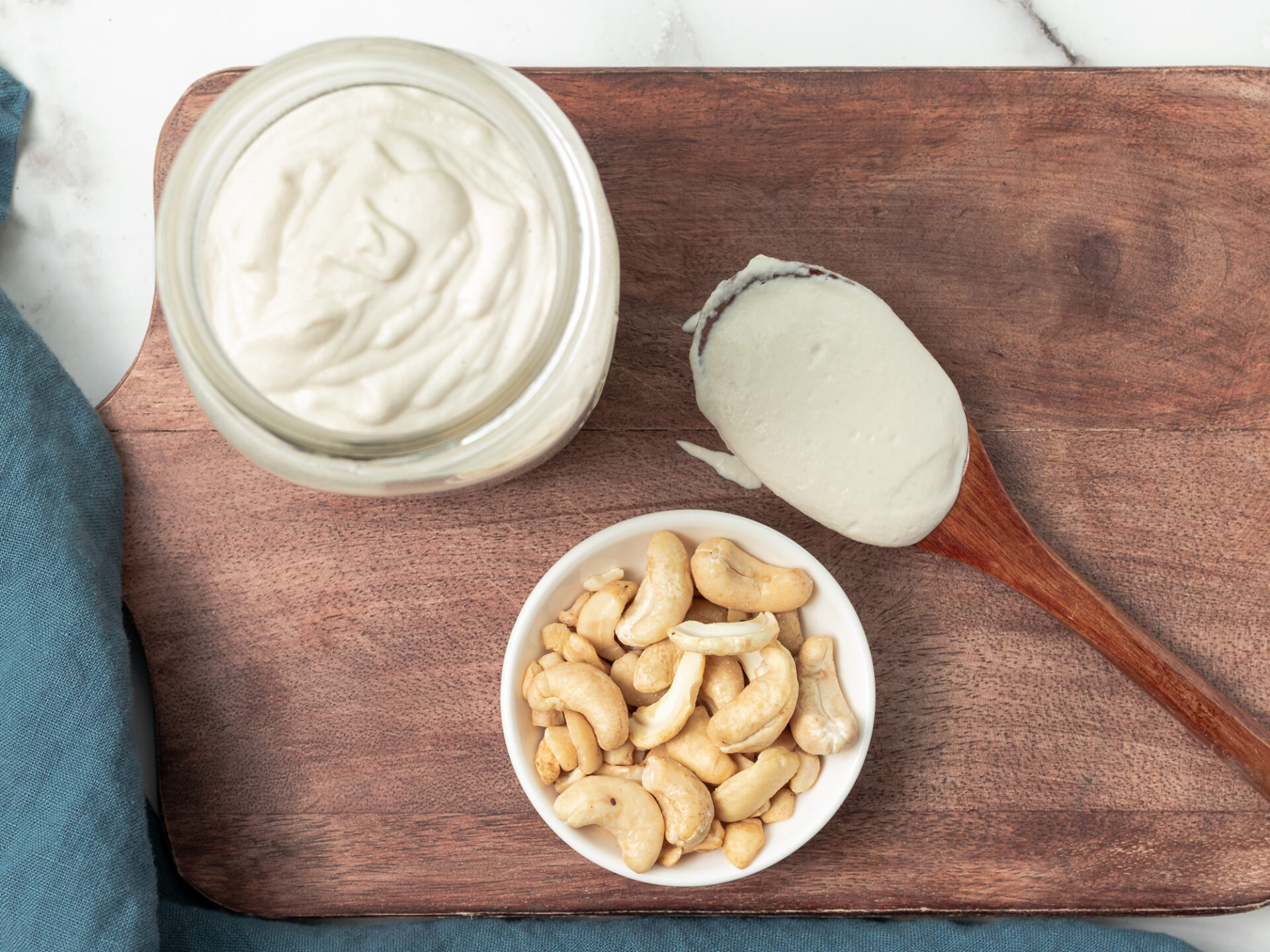 https://simpleveganizer.com/wp-content/uploads/2023/06/All-purpose-cashew-cream-and-raw-cashews-3.jpg