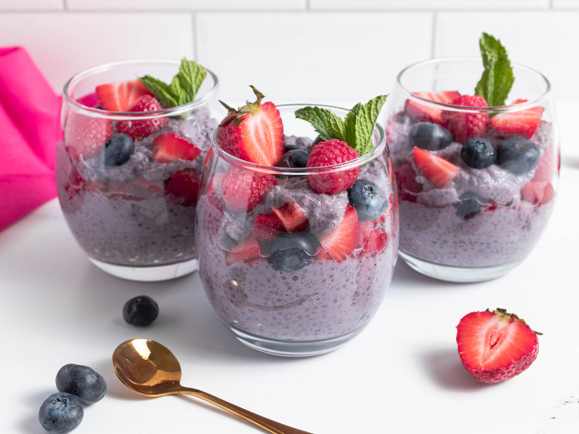 DELICIOUS BERRY CHIA PUDDING (Vegan, Easy recipe)